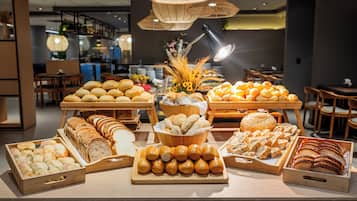 Lunch and dinner served, international cuisine