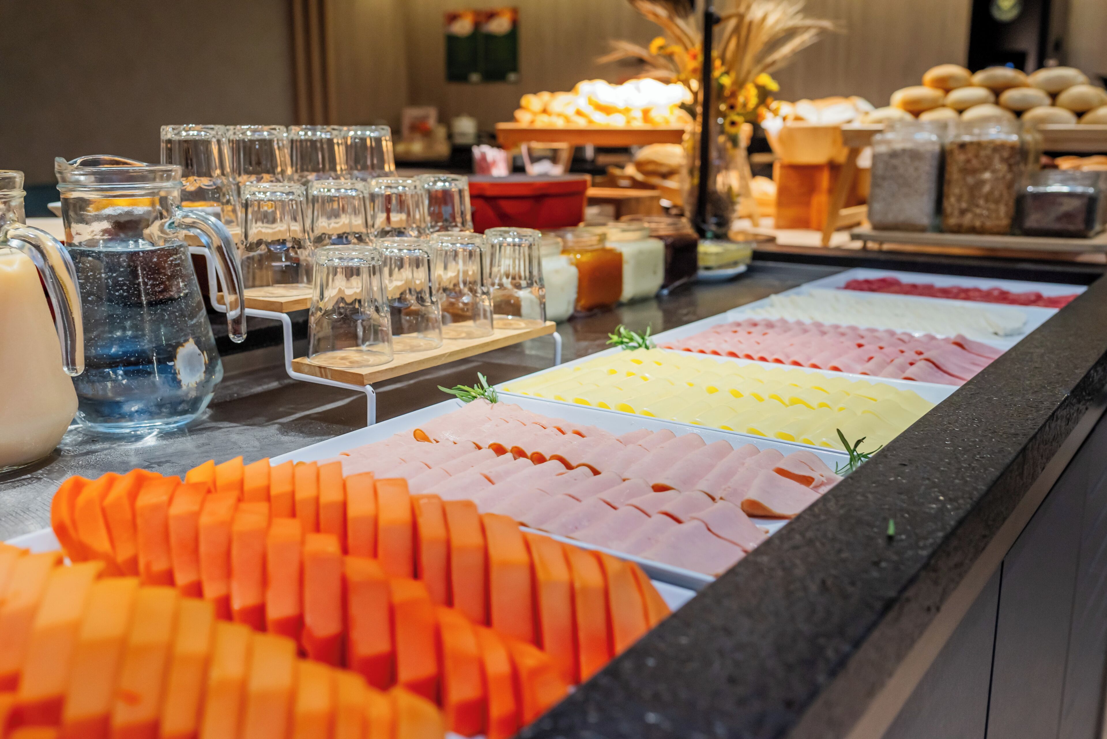 Ein reichhaltiges Buffet mit Speisen und Getränken.