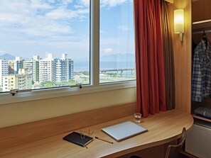 Minibar, caixa forta a l'habitació, escriptori i cortines opaques 