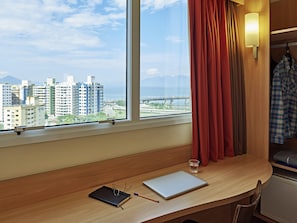 Minibar, caixa forta a l'habitació, escriptori i cortines opaques