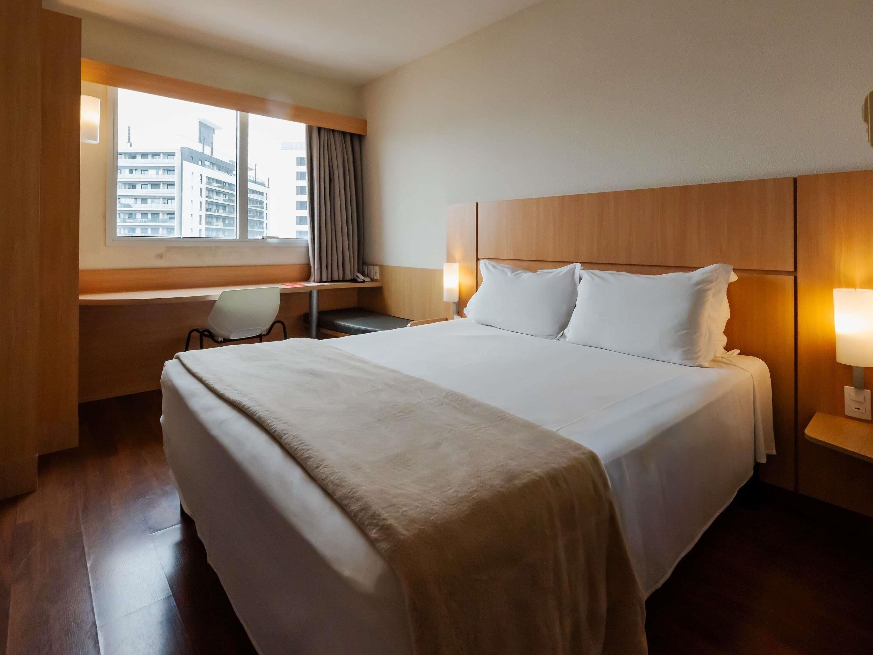 Frigobar, cofres nos quartos, escrivaninha, cortinas blackout