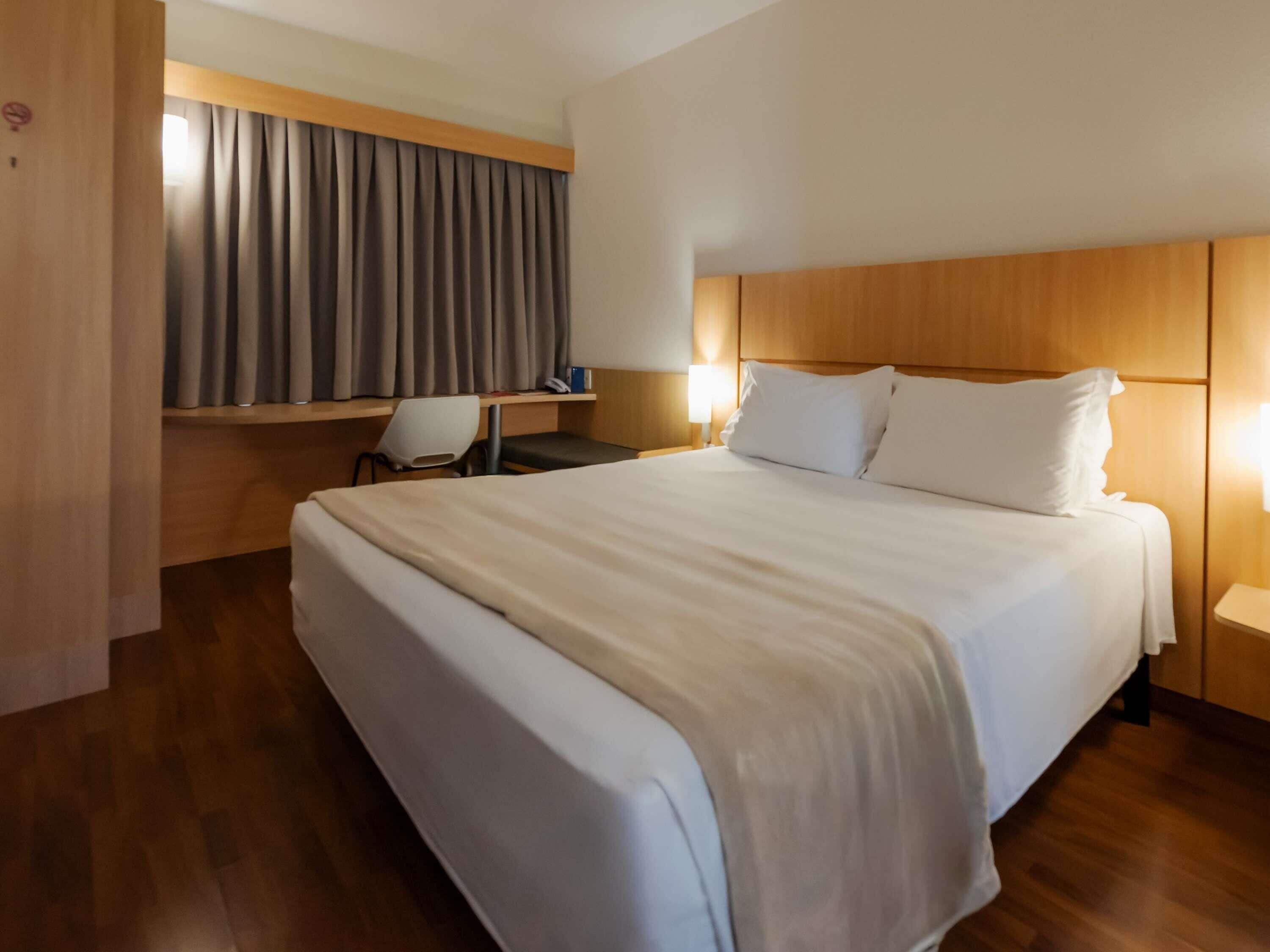 Standard Room, 1 Double Bed | Minibar, in-room safe, desk, blackout drapes