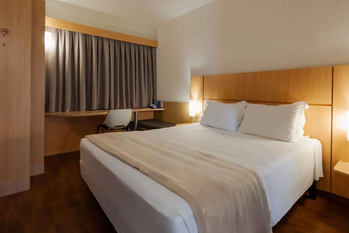 Standard Room, 1 Double Bed | Minibar, in-room safe, desk, blackout curtains