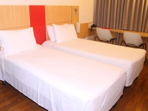 Habitació estàndard, 2 llits individuals | Minibar, caixa forta a l'habitació, escriptori i cortines opaques 