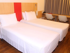 Habitació estàndard, 2 llits individuals | Minibar, caixa forta a l'habitació, escriptori i cortines opaques