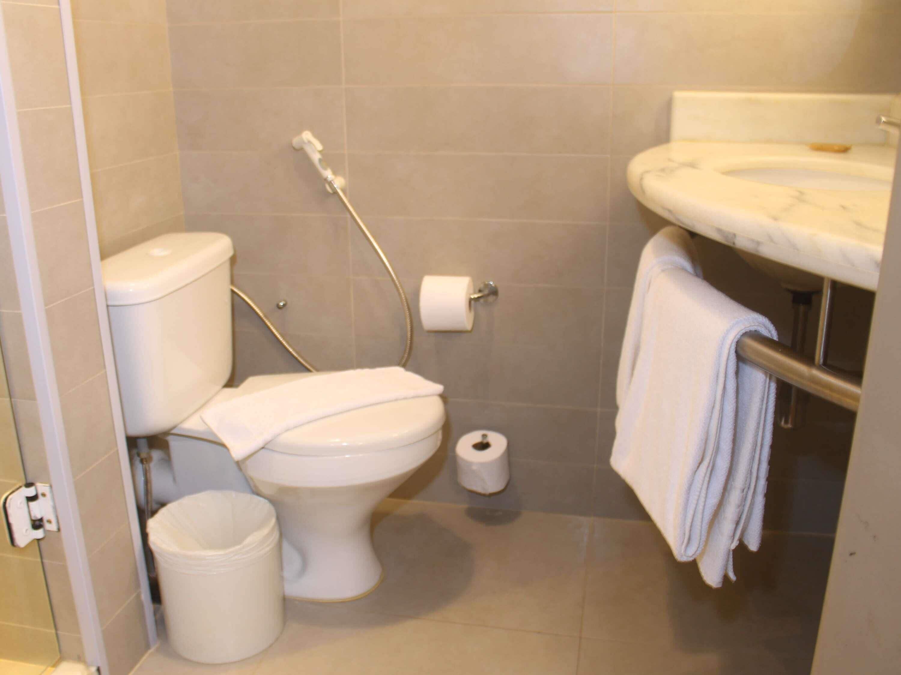 standard room, 2 single beds | minibar, in-room safe, desk, blackout curtains