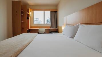 Quarto standard, 1 cama de casal | Frigobar, cofres nos quartos, escrivaninha, cortinas blackout