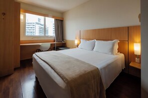 Rom – standard, 1 dobbeltseng | Minibar, safe på rommet, skrivebord og blendingsgardiner