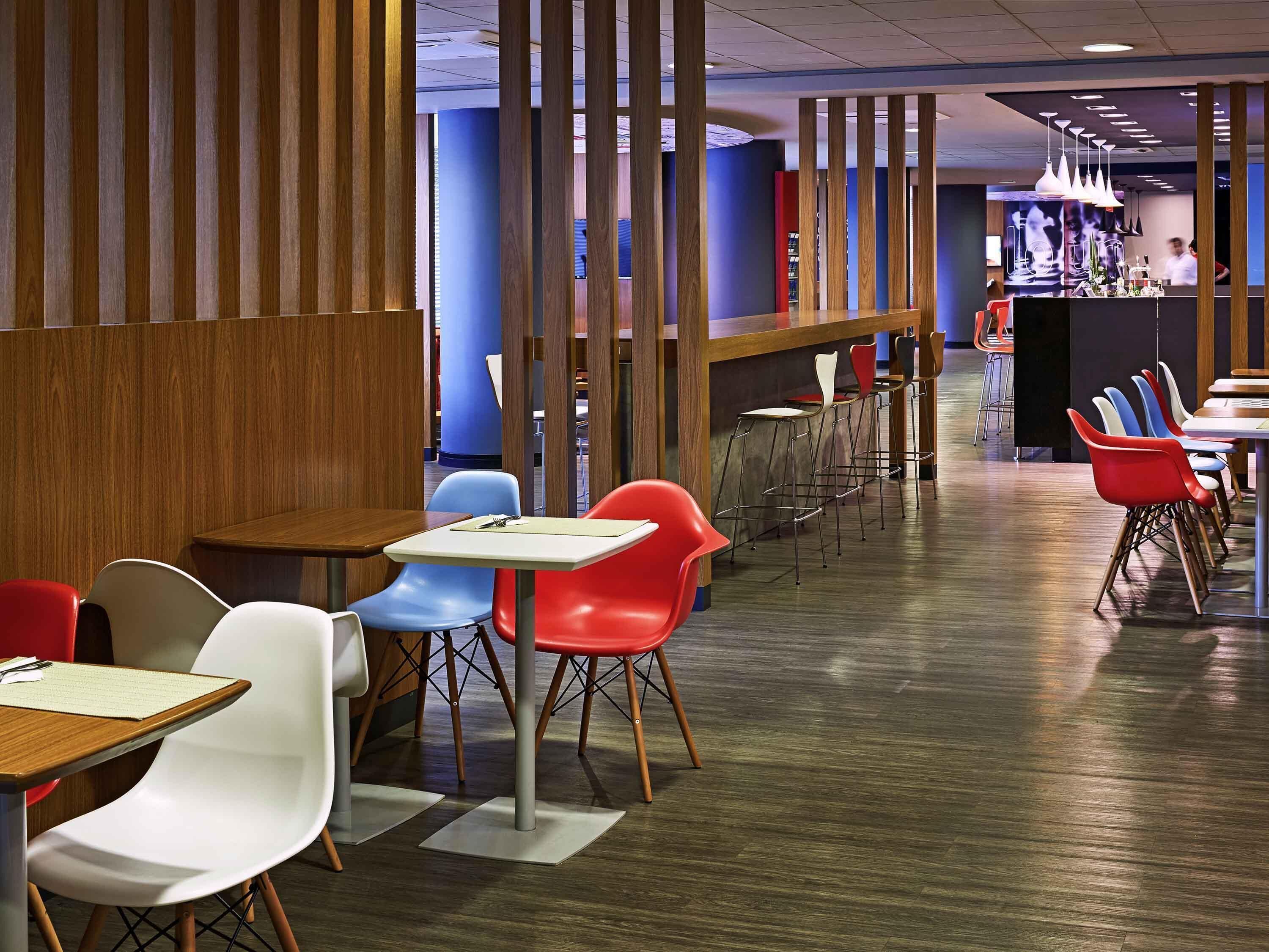 lunch and dinner served, international cuisine