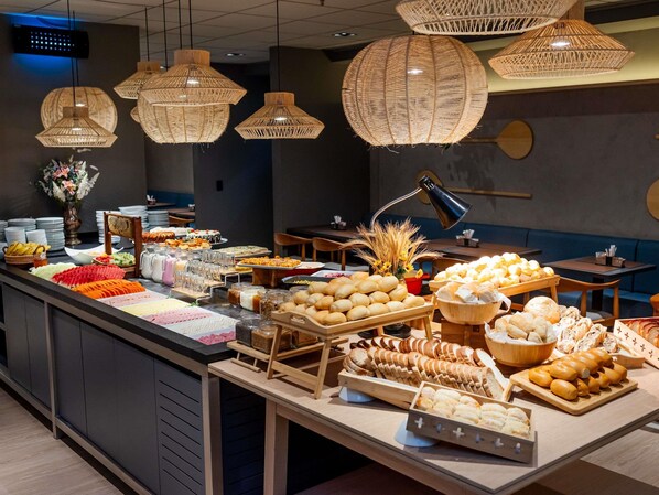 Habitación estándar, varias camas | Área de desayuno | Desayuno buffet (BRL 40 por persona) 