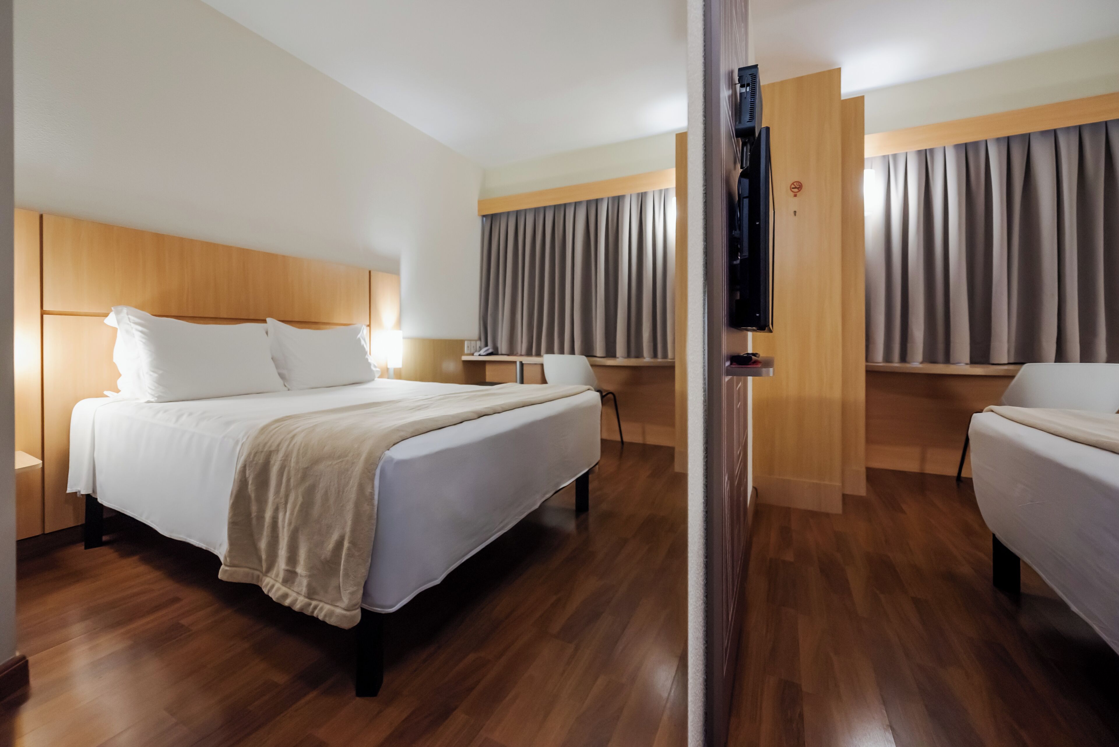 Minibar, caja de seguridad en la habitación y escritorio 