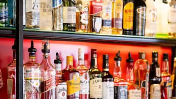 Diversas garrafas de bebidas alcoólicas em prateleiras.