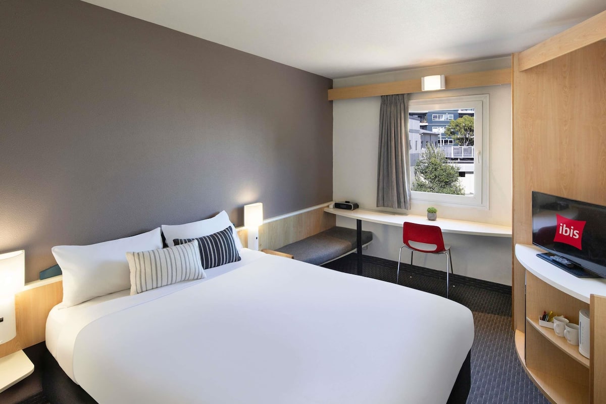 Habitación estándar, 1 cama de matrimonio | Caja fuerte, escritorio, sistema de insonorización