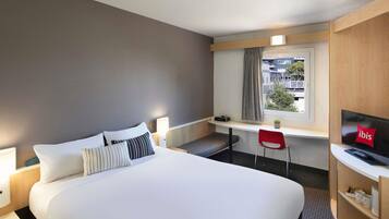 Standaard kamer, 1 queensize bed | Een kluis op de kamer, een bureau, geluiddichte muren