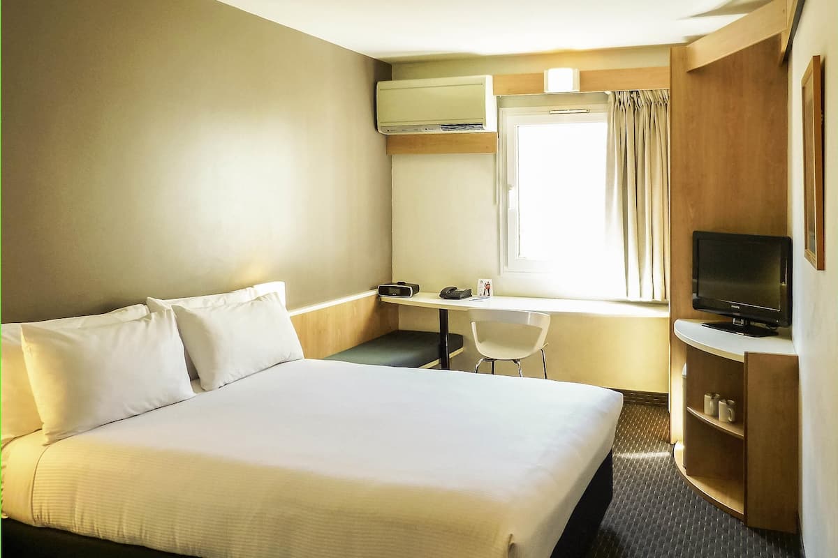 In-room safe, desk, soundproofing, iron/ironing board