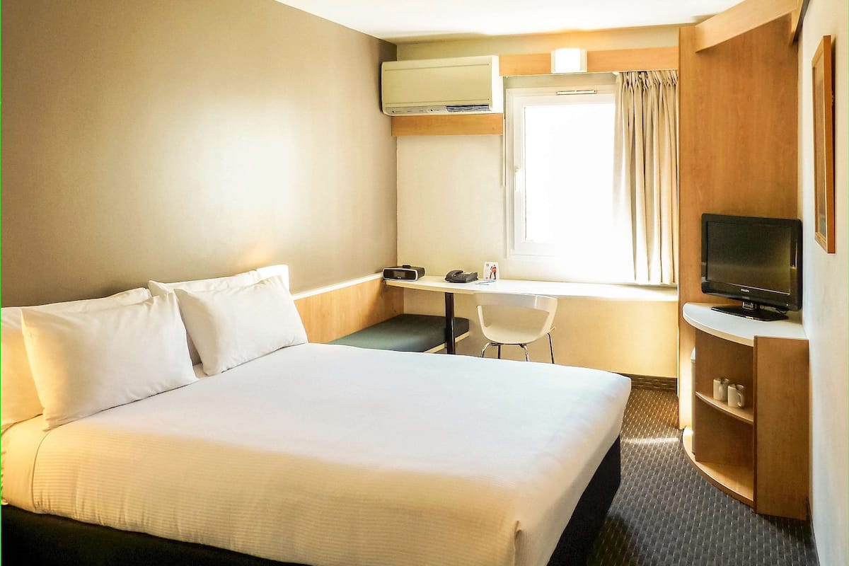 Chambre Standard, 1 très grand lit | Coffre-fort, bureau, système d’insonorisation, fer et planche à repasser