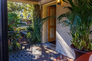 Lincoln Street Deluxe Kings | Terrace/patio