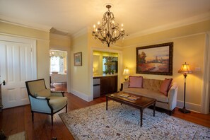 Penthouse (Oglethorpe) | Living area | Flat-screen TV, fireplace, DVD player