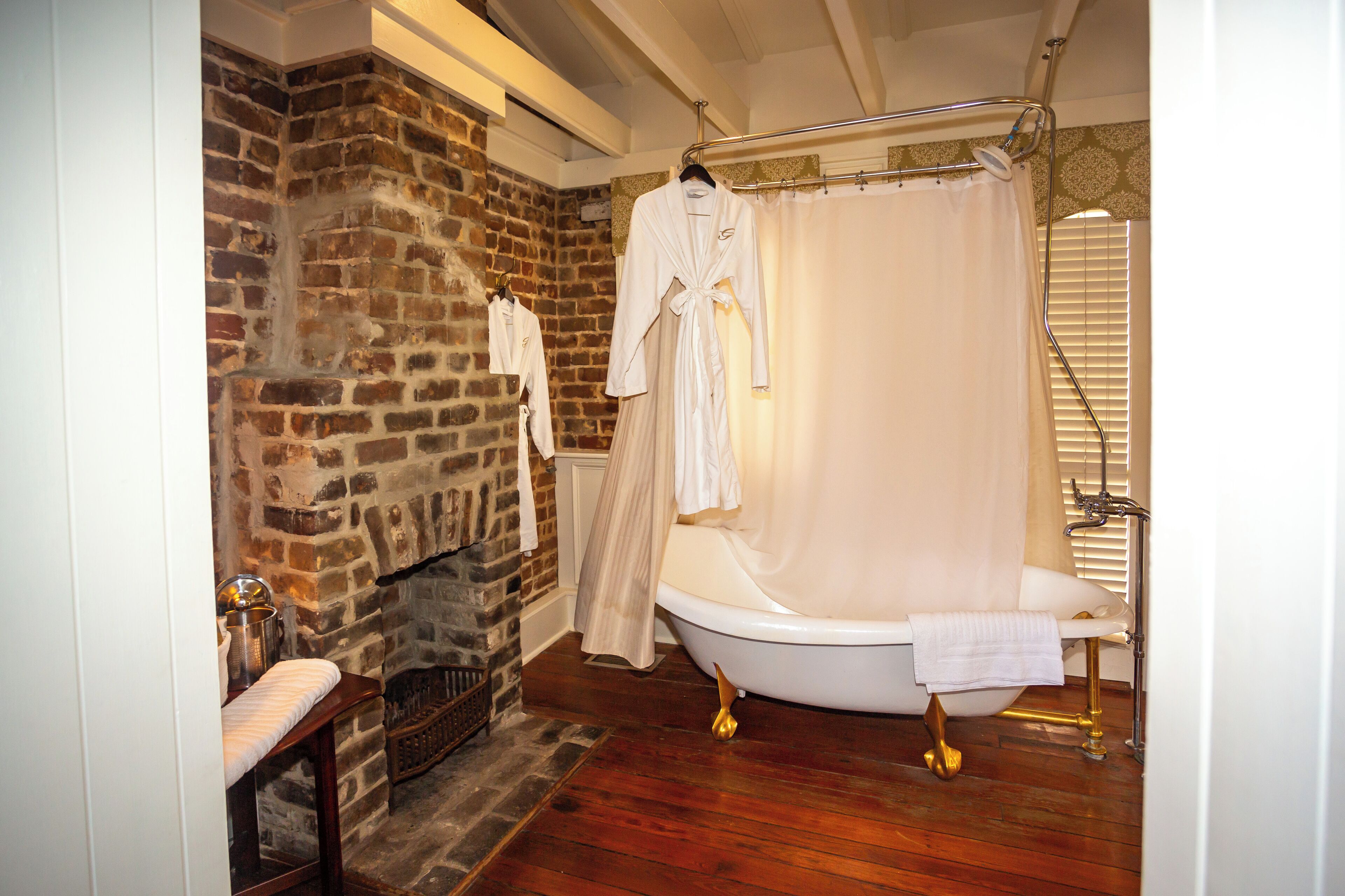 Chambre, 1 grand lit | Salle de bain | Articles de toilette de luxe, sèche-cheveux, peignoirs