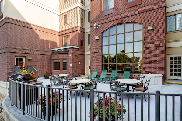 BBQ/picnic area - Aspen Suites (Rochester)