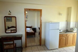 Fridge, stovetop, cookware/dishes/utensils - Village Inn Studios & Family Apartments (Zakynthos)