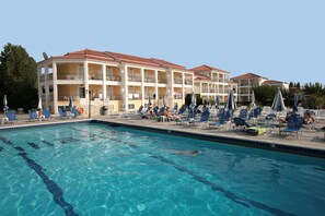 Outdoor pool, pool umbrellas - Village Inn Studios & Family Apartments (Zakynthos)