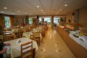 Continental breakfast for a fee - Village Inn Studios & Family Apartments (Zakynthos)