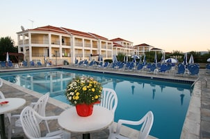 Una piscina al aire libre, sombrillas