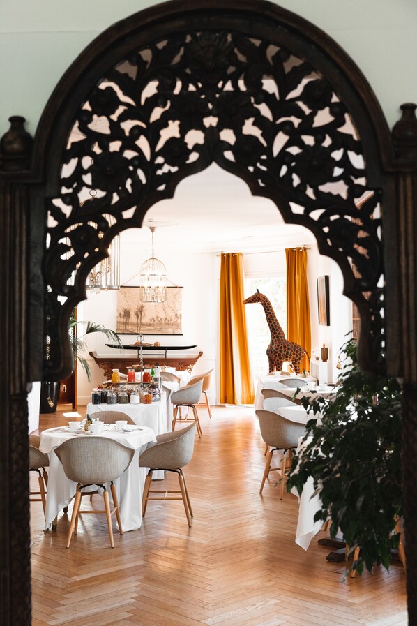 Päivittäinen täysi aamiainen (22 EUR per henkilö)