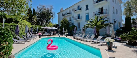 야외 수영장, 08:00 ~ 20:00 오픈, 수영장 파라솔, 일광욕 의자