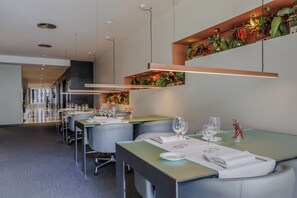 Breakfast, lunch and dinner served - Hotel Vilamari (Barcelona)
