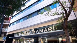Un hotel dall'aspetto moderno, con ampie vetrate e un ingresso ben visibile.