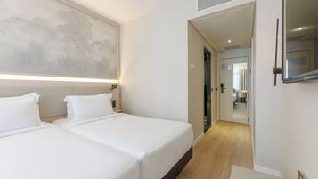 Quarto duplo conforto | Edredons de pluma, frigobar, escrivaninha, cortinas blackout