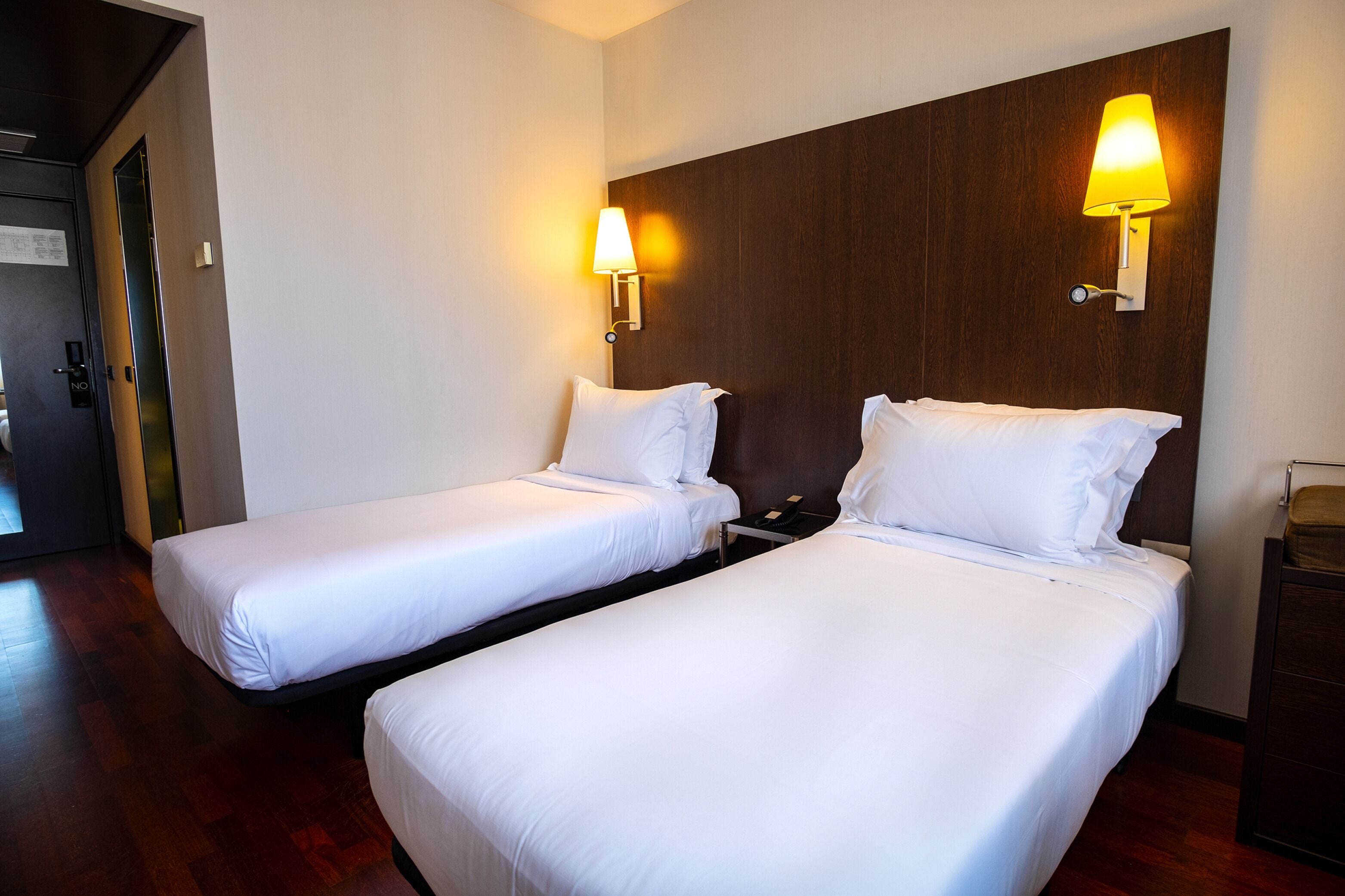 twin room | 1 bedroom, down duvets, minibar, desk