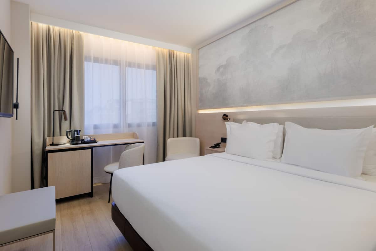 Duntäcken, minibar, skrivbord och mörkläggningsgardiner