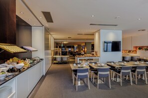 Cucina mediterranea, con tavoli all'aperto