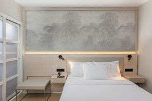 Comfort Room (Interior) | Down comforters, minibar, desk, blackout drapes - Hotel Vilamari (Barcelona)