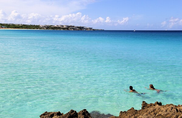 Plage, sable blanc, chaises longues, parasols