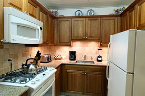 Full-size fridge, microwave, oven, stovetop