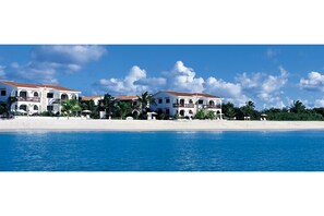 Plage, sable blanc, chaises longues, parasols