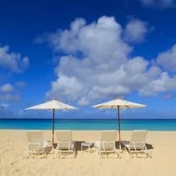 Plage, sable blanc, chaises longues, parasols