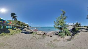 Se sirven desayunos, comidas y cocina internacional con vista a la playa