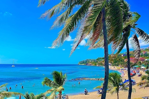 Melayani sarapan, makan siang, makan malam; dengan pemandangan pantai