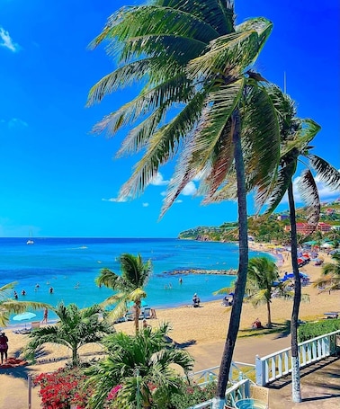 Sarapan dihidangkan, masakan antarabangsa, berhadapan pantai