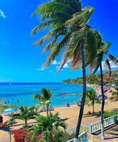 Se sirven desayunos y cocina internacional, con vista a la playa 