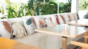 Se ofrece un desayuno continental (15 USD por persona)