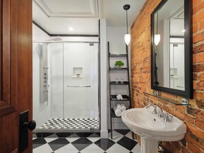 Designer toiletries, hair dryer, bathrobes, slippers - Hotel Place d'Armes (Montreal)