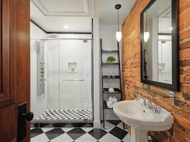 Articles de toilette griffés, séchoir à cheveux, peignoirs, pantoufles