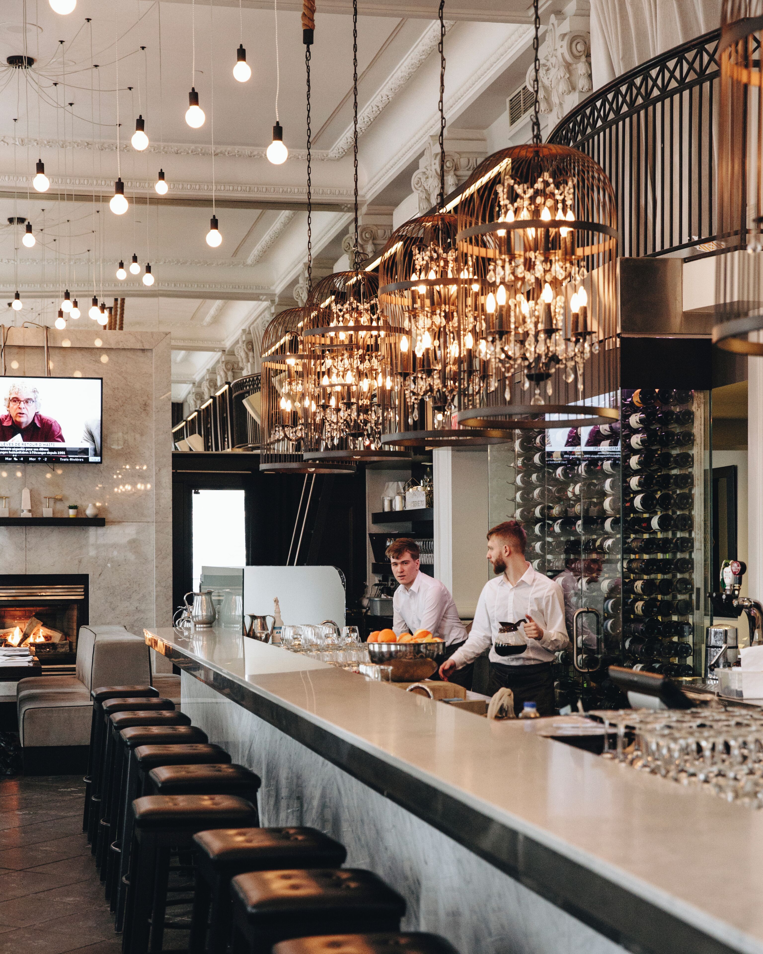 2 restaurants; breakfast, lunch, dinner, and brunch served