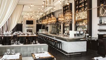 2 restaurantes; se sirve desayuno, almuerzo y cena; cocina local